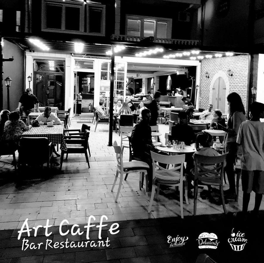 Art Theatre Caffe Hotel Struga Bagian luar foto